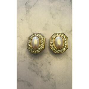 TAT Vintage Earrings Pierced Faux Oval Pearl Embossed Gold Signed 1980’s NICE!